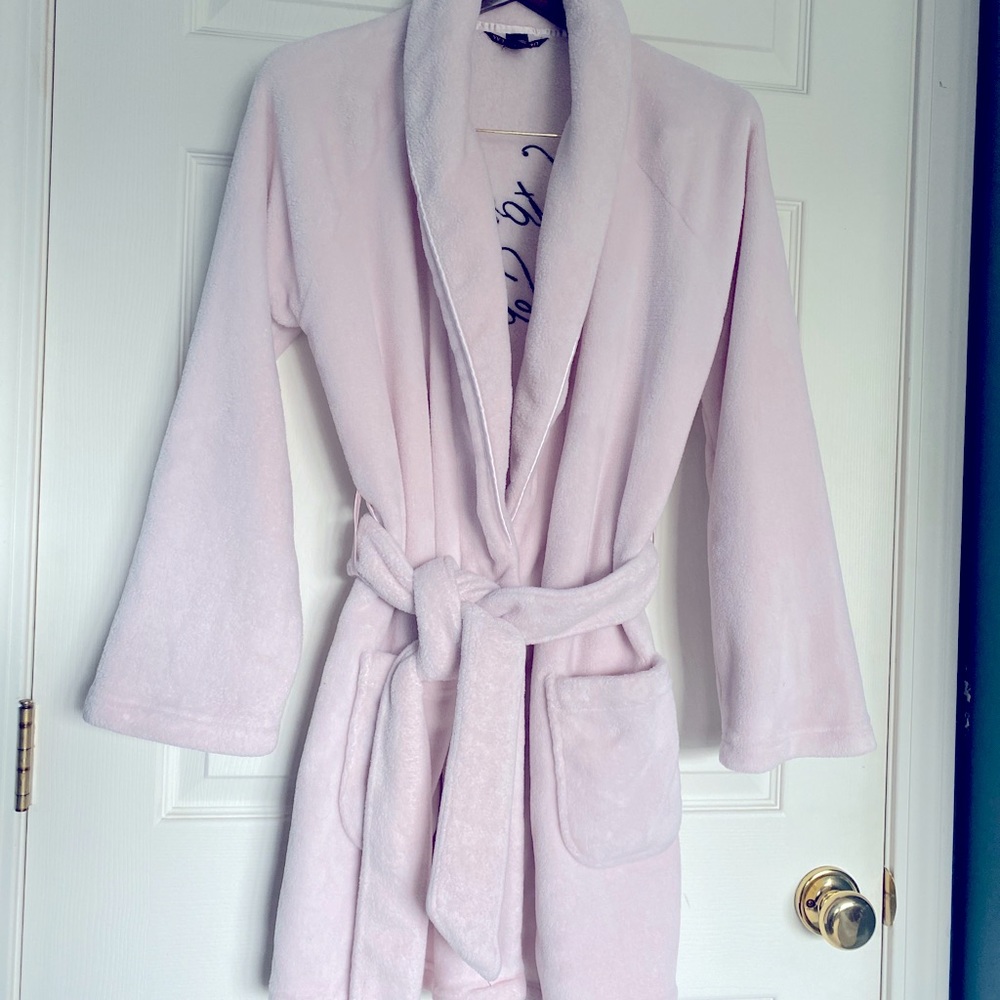 Victoria’s Secret ~ Plush Short Bathrobe ~ Light Pink ~ Size XS